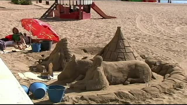Decizie bizara in Spania. Ce risca persoanele care construiesc pe plaje castele de nisip de mari dimensiuni