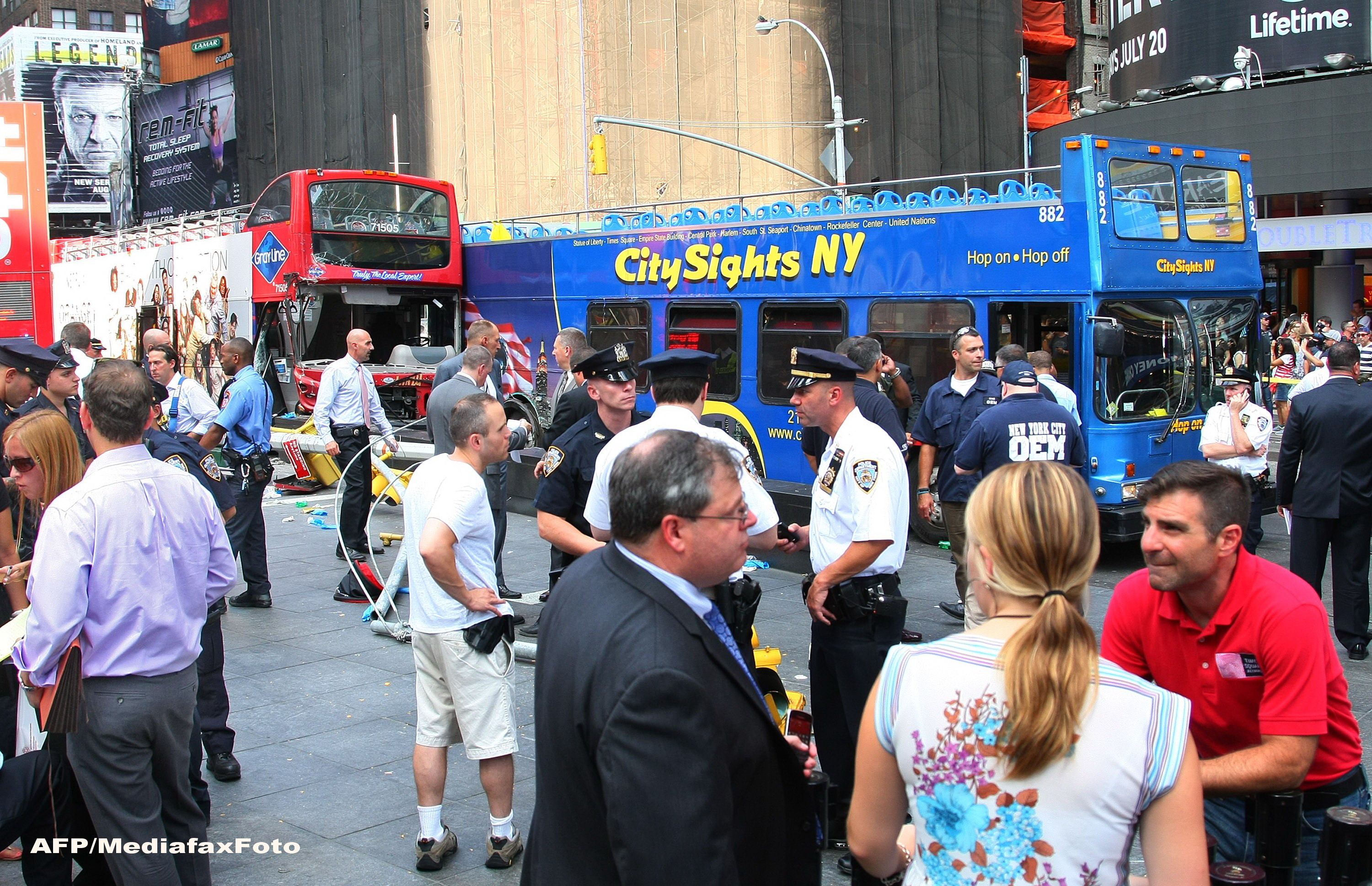 Doua autocare turistice s-au ciocnit in piata Times Square din New York. 14 persoane sunt ranite, dintre care 3 grav. FOTO