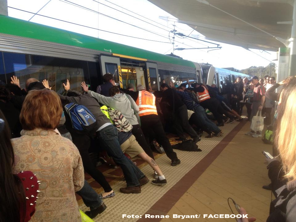 "Impingeti, ACUM!" Situatie neobisnuita intr-o statie de metrou, unde calatorii au fost nevoiti sa salveze un barbat. VIDEO