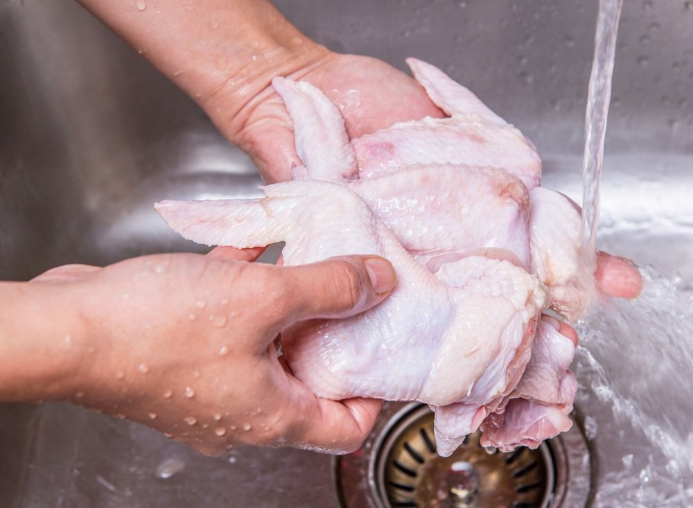 Alertă alimentară în Buzău: 21 de cazuri de Salmonella în carnea de pasăre. Ce au descoperit inspectorii sanitar-veterinari