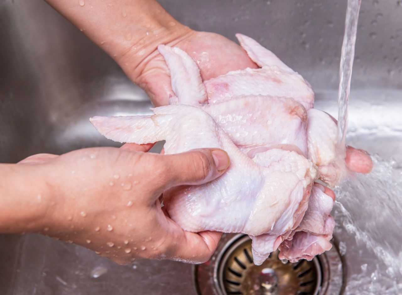 Alertă alimentară în Buzău: 21 de cazuri de Salmonella în carnea de pasăre. Ce au descoperit inspectorii sanitar-veterinari