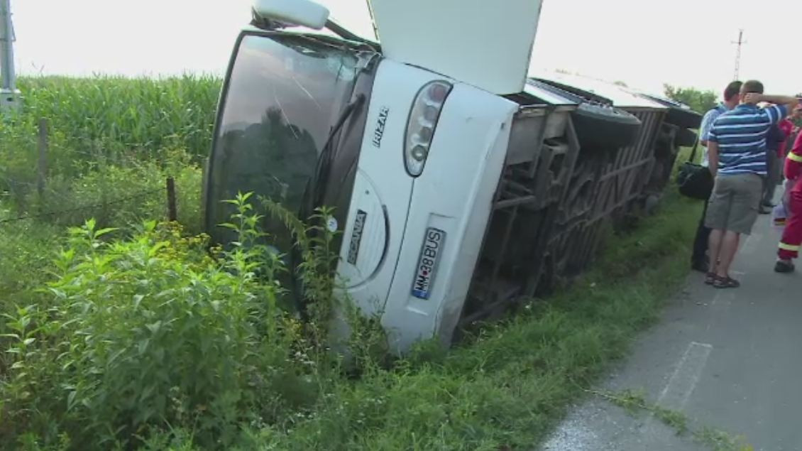 25 de muncitori au ajuns cu tot cu autocar in sant in drum spre fabrica la care lucrau. Manevra de ultim moment a soferului