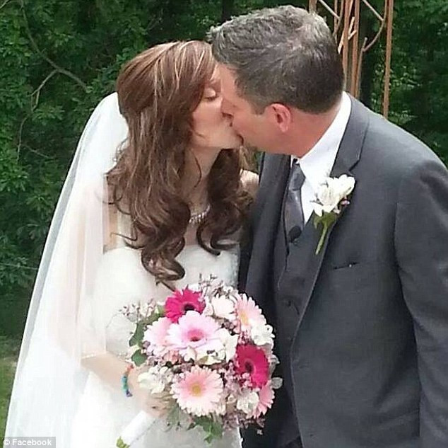 Povestea trista spusa de aceasta poza de nunta. Evenimentul petrecut la o luna dupa cea mai fericita zi din viata lor