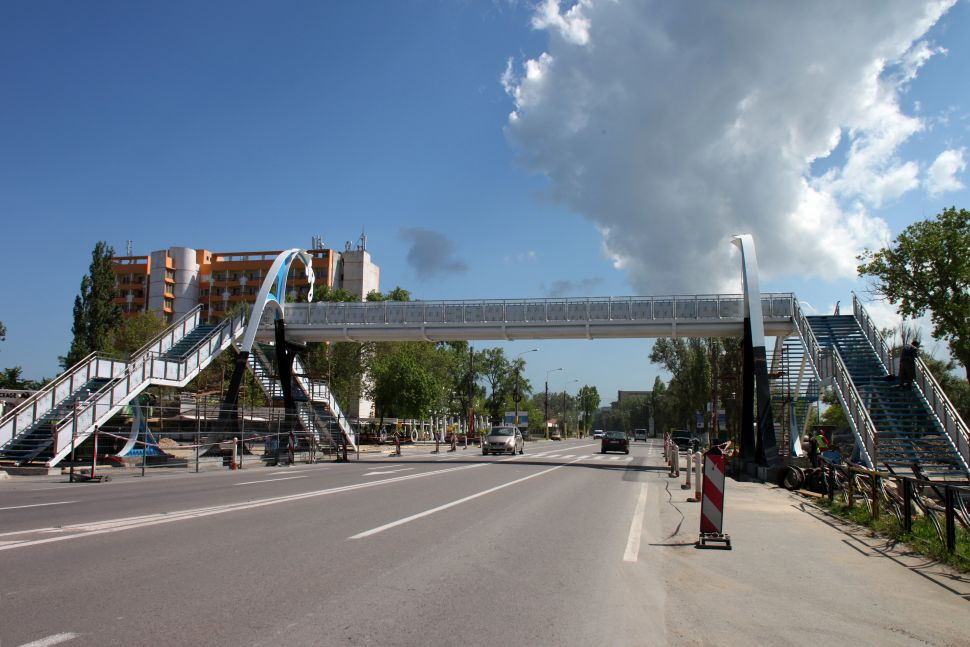 Pasarelele de 10 milioane de euro din Mamaia, "sarite" de turisti