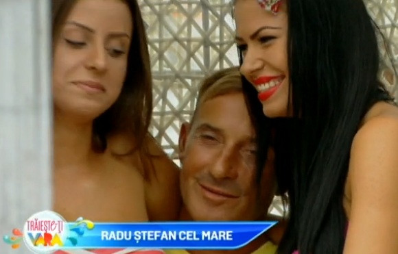Radu Mazare si Cabral si-au exersat talentul de cuceritori cu doua femele delfin. La ce artificii au apelat sa le atraga