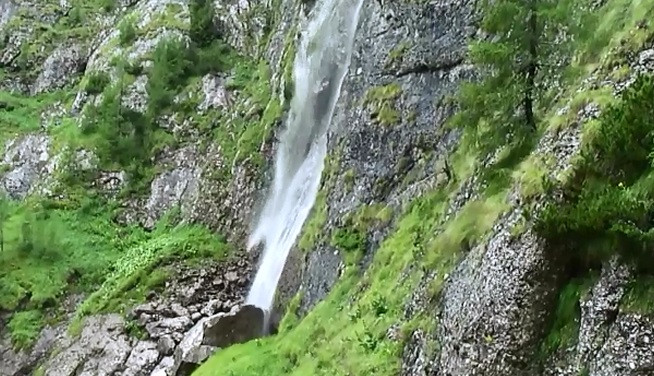 40 de turisti, printre care si copii, surprinsi de o viitura in Masivul Bucegi. Din fericire, toti au fost salvati