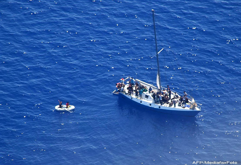 Turist roman in stare de ebrietate intr-o barca pneumatica, salvat la 7 km in largul Italiei