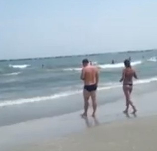 Reactia a doi romani dupa ce au fost intrebati de ce arunca seminte pe plaja din Mamaia
