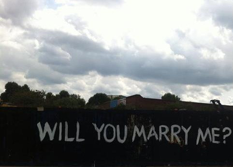 Fotografia zilei pe internet. Ce este scris in continuarea acestei cereri in casatorie