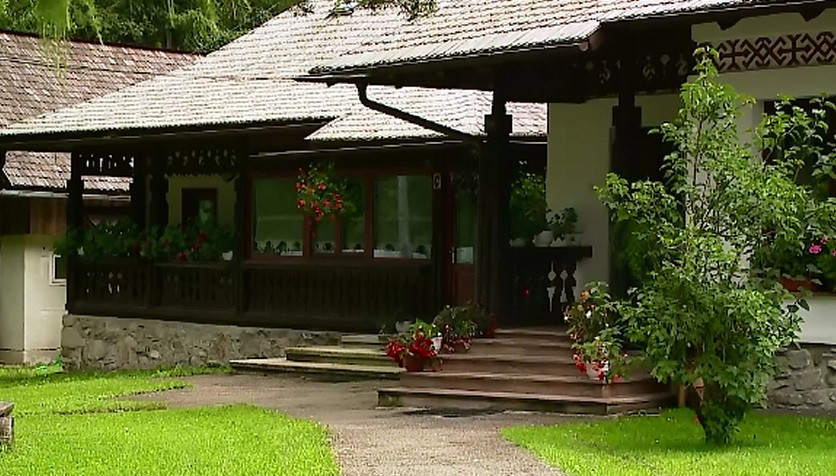Casutele vechi de 200 de ani, rupte parca din vremuri de alta data, isi fac loc printre constructiile moderne din Bucovina