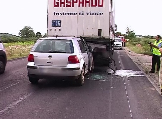 Politistii din doua judete, in urmarirea unui sofer care a refuzat sa opreasca. Fugarul a fost prins dupa ce a lovit un TIR