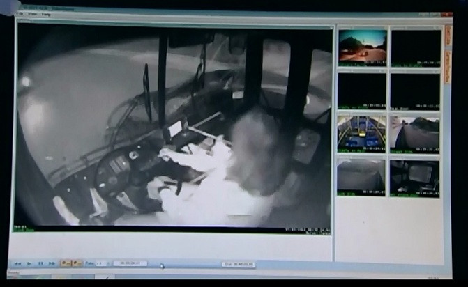 Accident teribil surprins de camerele de supraveghere. Un sofer care a intrat pe rosu a provocat totul