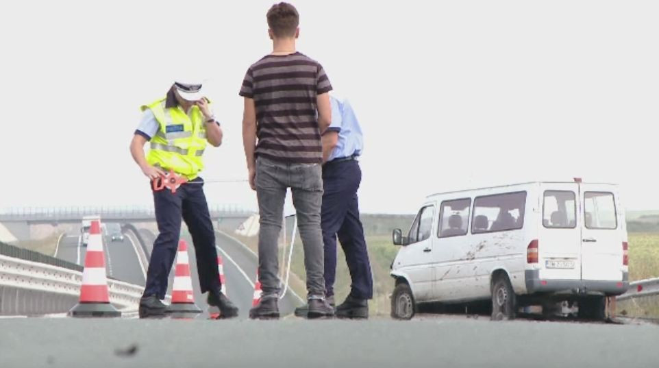 Un microbuz plin de turisti americani, la un pas de tragedie pe autostrada Timisoara - Arad, dupa ce un cauciuc a explodat