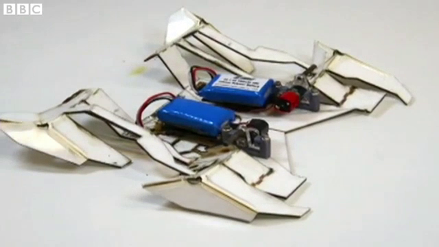 Primul "robot origami", care se pliaza si se deplaseaza singur, creat de cercetatorii americani
