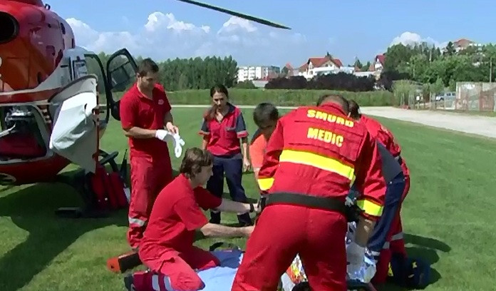 Copil de 11 ani, adus cu elicopterul in coma la Bucuresti, dupa ce a cazut pe scari la barajul Vidraru