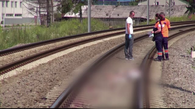 Un batran s-a aruncat in fata trenului, chiar sub privirile unui sofer care astepta dincolo de bariera