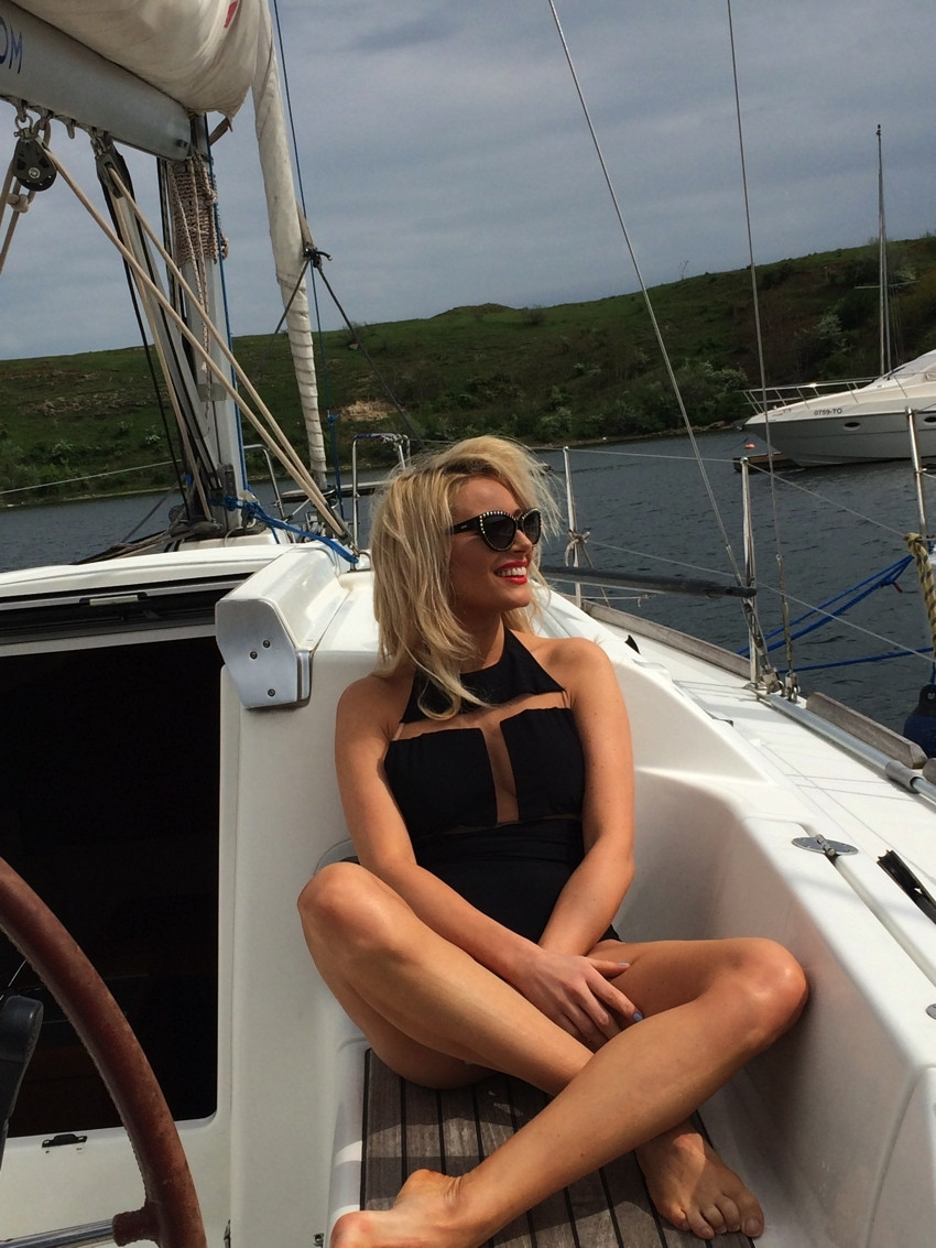 Sedinta foto in largul marii: Cum arata Laura Cosoi in cel mai sexy pictorial al verii FOTO