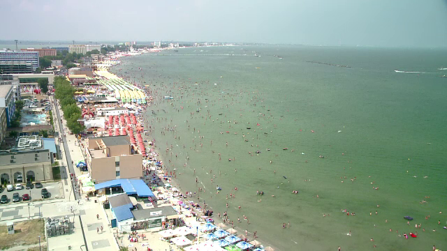 Numar-record de turisti in acest week-end, la mare: 500.000, daca sunt luati in calcul si cei cazati la particulari