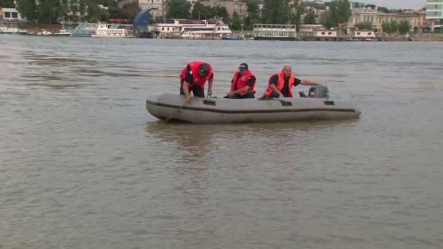 Un tanar de 19 ani a plonjat cu masina in Dunare, la Cazanele Mici. Scafandrii ISU i-au scos corpul fara viata din apa