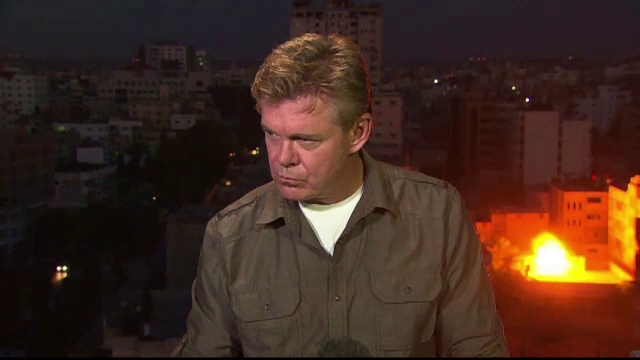 Corespondent CNN luat prin surprindere de bombardamente, in Gaza. Ce reactie a avut cand o cladire a fost aruncata in aer