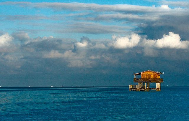 Iti dai seama ce se vede in imagini? Par a fi niste barci in mijlocul oceanului, dar daca te uiti mai atent vei fi surprins