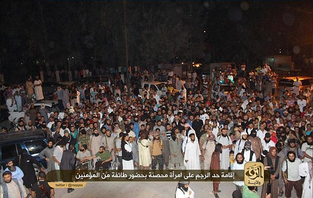 O femeie din Siria a fost omorata cu pietre in piata, dupa ce a fost acuzata de adulter. Ucigasii sunt extremisti islamisti