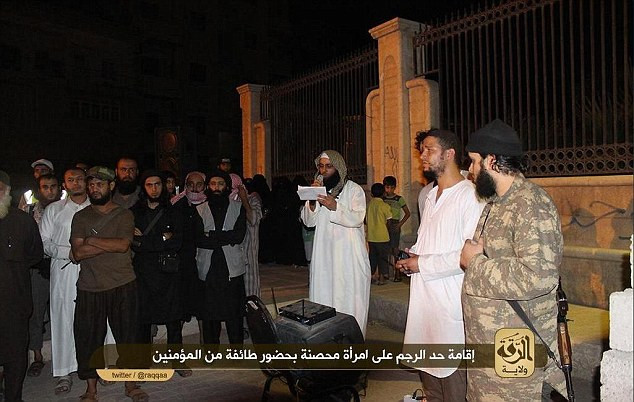 O femeie din Siria a fost omorata cu pietre in piata, dupa ce a fost acuzata de adulter. Ucigasii sunt extremisti islamisti