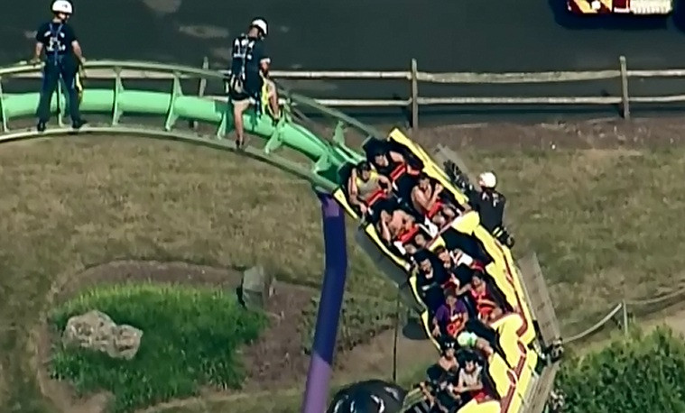 Au ramas suspendati in carusel, la 14 metri inaltime. Cum au fost recuperati