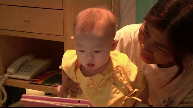 Rasturnare de situatie in cazul parintilor acuzati de mama surogat ca si-au abandonat baietelul cu sindromul Down