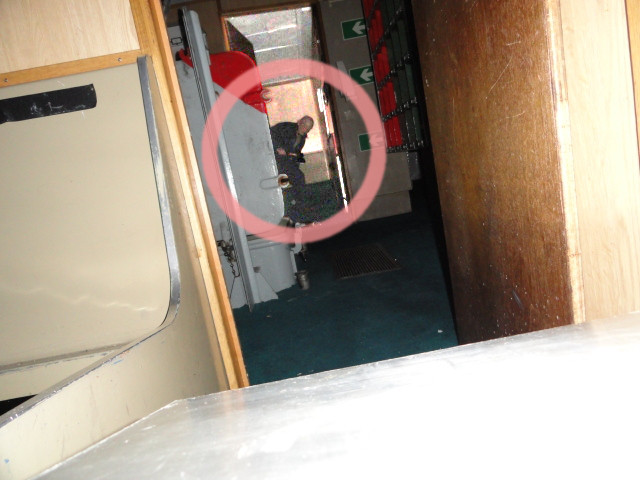 Aparitie misterioasa pe un vapor militar. Un barbat sustine ca ar fi surprins o "fantoma" intr-o fotografie