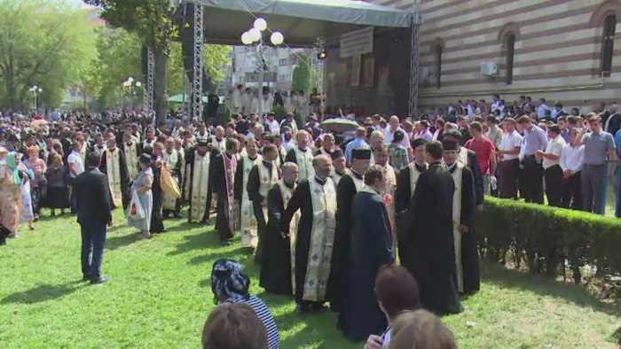 12.000 de oameni s-au inchinat la moastele Sfantului Nifon. Mai multe persoane au lesinat din cauza caldurii
