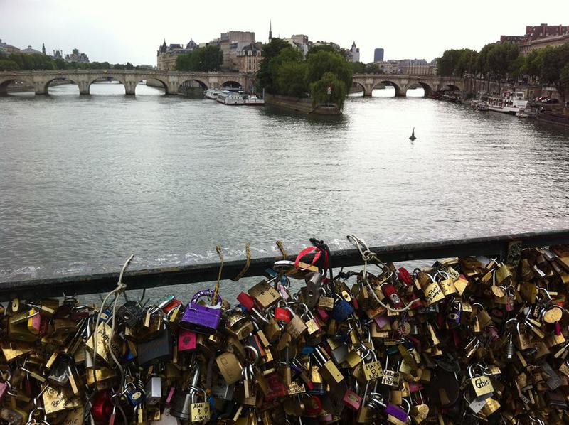 Cele 45 de tone de lacate ale iubirii din Paris, inlocuite cu un grafitti. De ce sunt dezamagiti turistii