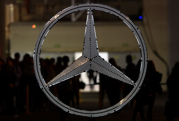 Tanara din Rusia care si-a acoperit Mercedes-ul cu 1 milion de cristale Swarovski. Ce numar de inmatriculare a ales