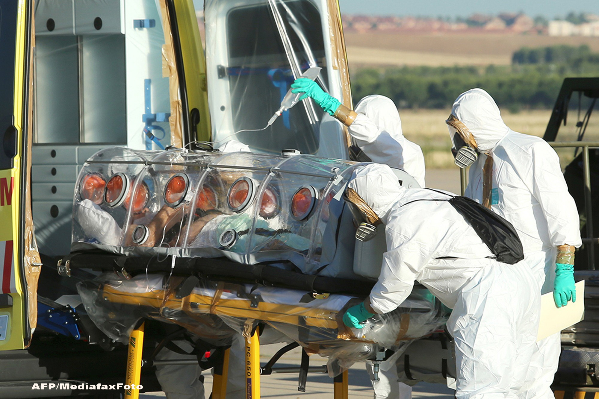 Preotul spaniol infectat cu Ebola a murit. Japonia evacueaza 24 de specialisti din Africa de Vest, din cauza epidemiei