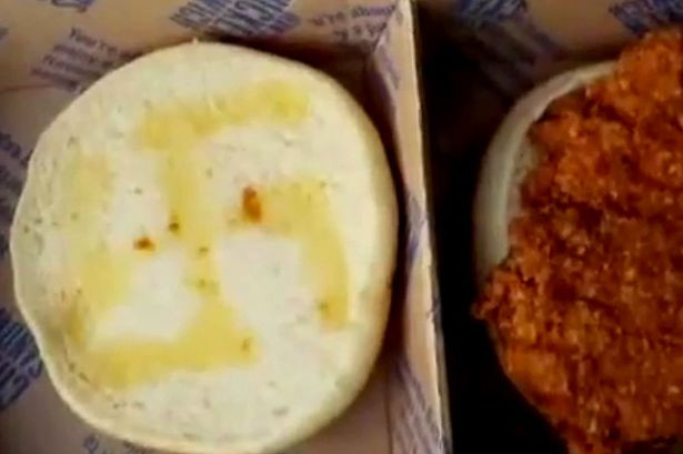 O femeie din SUA a avut parte de o surpriza neplacuta la McDonald's. Ce a gasit pe un sandvis