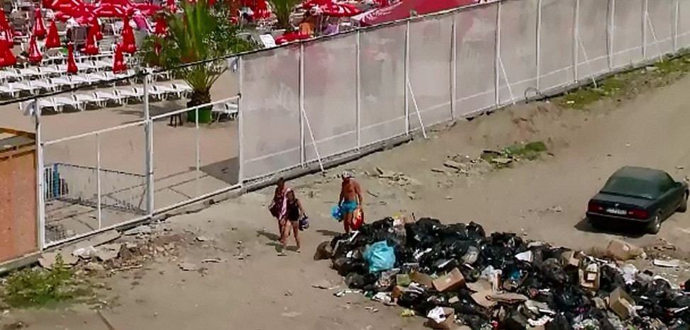 Turistii din Eforie Nord spun ca statiunea a devenit o "catastrofa nucleara". De ce se intorc an de an printre gunoaie