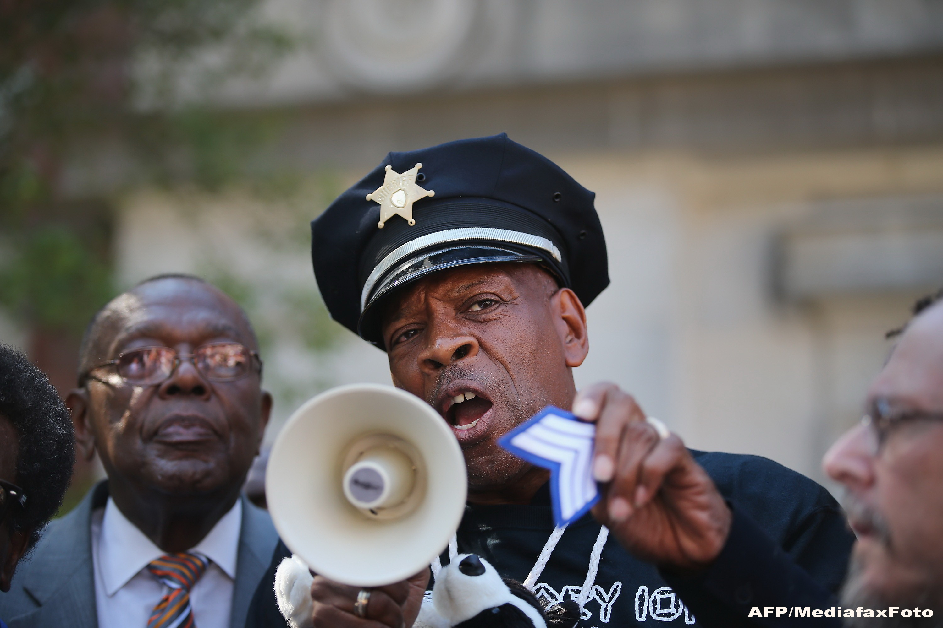 Magazine jefuite si revolte in SUA, dupa uciderea unui tanar de culoare de catre politie. Barack Obama face apel la calm