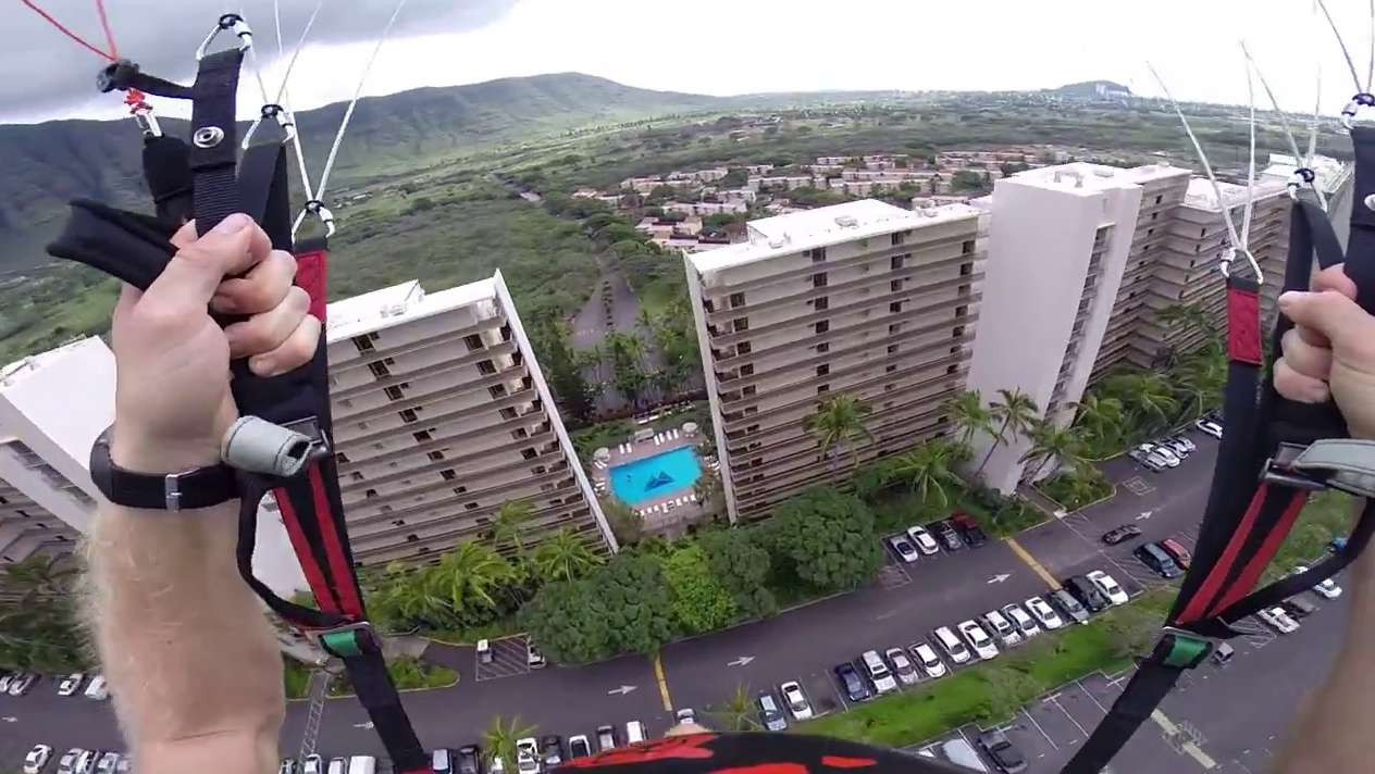 A reusit sa treaca printre doua cladiri cu parapanta. Imaginile sunt spectaculoase. VIDEO
