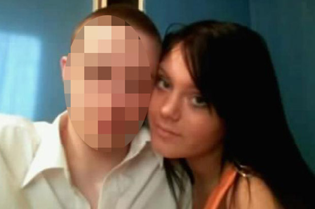 A vrut sa ii faca o surpriza iubitului si s-a ascuns sub pat. Nu se astepta, insa, deloc la ce a urmat