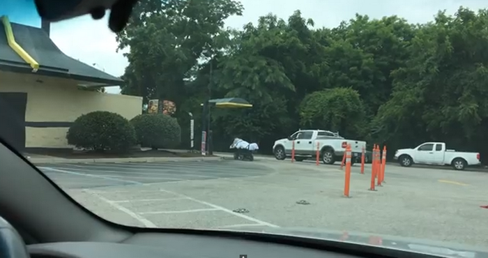 McDonald's creeaza dependenta. Cum a fost filmat un barbat din SUA in fata unui restaurant