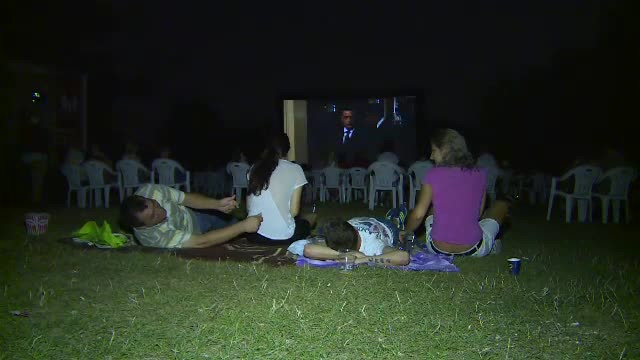 Din cauza caniculei, noaptea "s-a transformat" in zi. Bucurestenii au ocupat terasele si parcurile, dupa miezul noptii