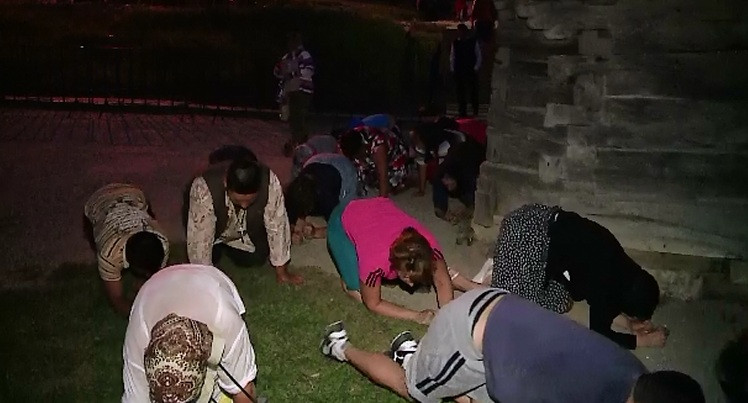 Desculti si ingenunchiati, credinciosii au petrecut noaptea in rugaciune la Manastirea Nicula. Cati pelerini sunt asteptati