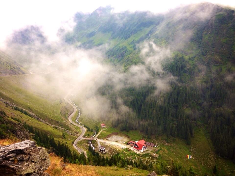 Transfagarasanul, transformat in poligon pentru ultimul model Ferrari. In cat timp a parcurs un traseu de 15 kilometri