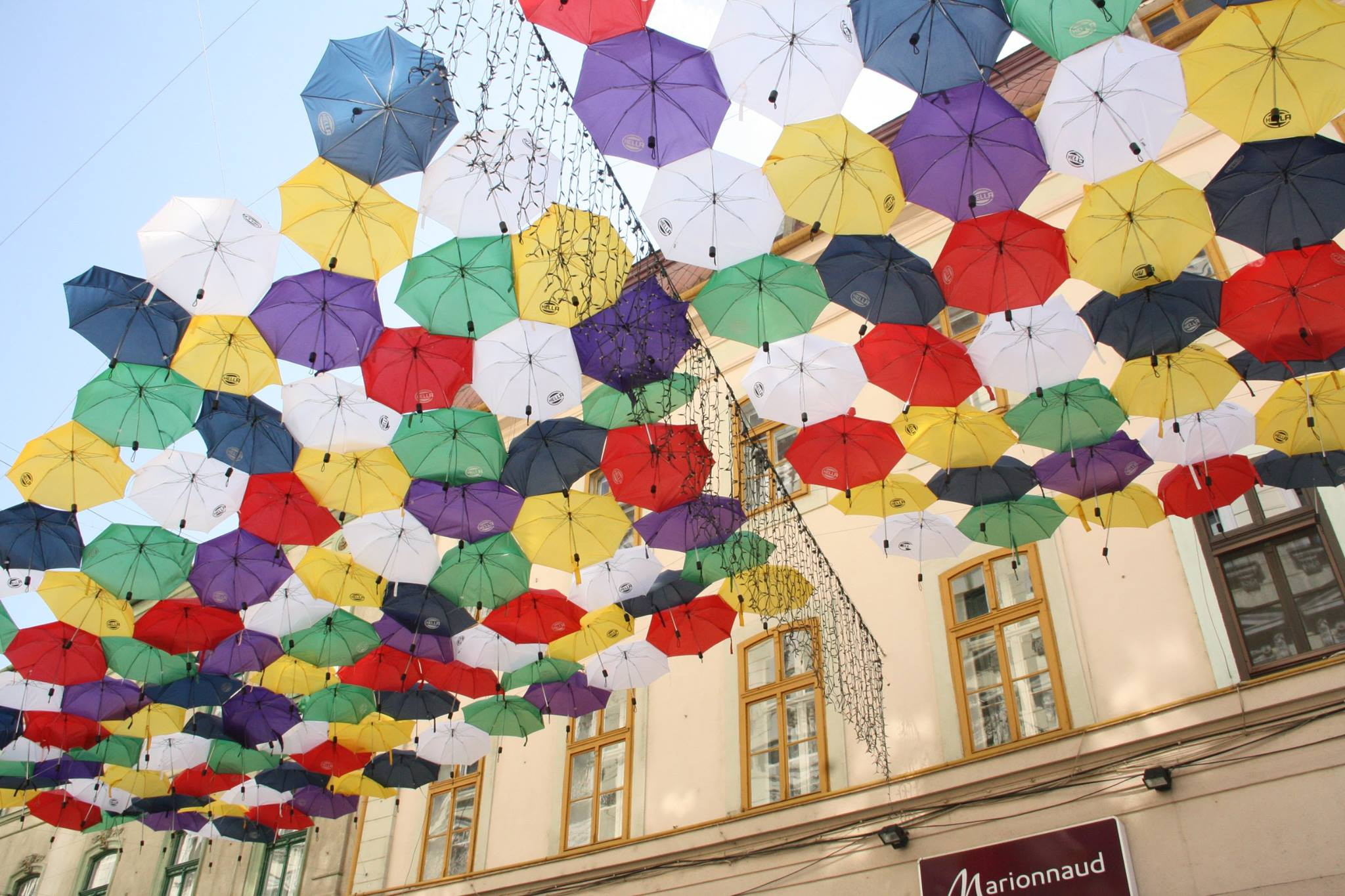 E in Romania: Strada pietonala, acoperita cu sute de umbrele! FOTO