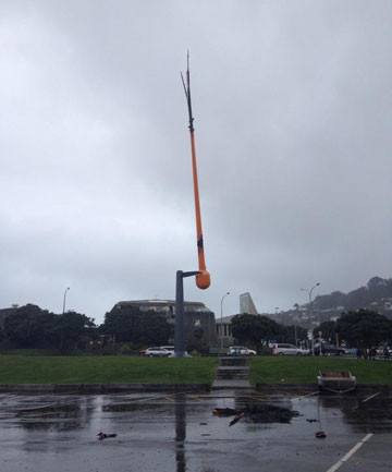 Sculptura din Noua Zeelanda, distrusa de un fulger. Momentul incredibil a fost surprins de la balconul unui apartament. VIDEO