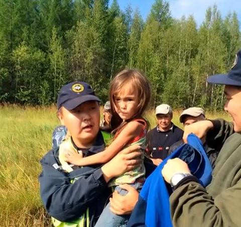 O fetita de 4 ani a fost gasita in viata dupa ce a stat 11 zile in padurea siberiana, populata de un numar mare de ursi