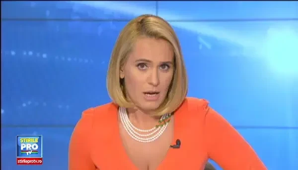 Momentul in care o tanara e injunghiata din senin in Mioveni, filmat de camere. In casa agresorului, cutitele erau interzise