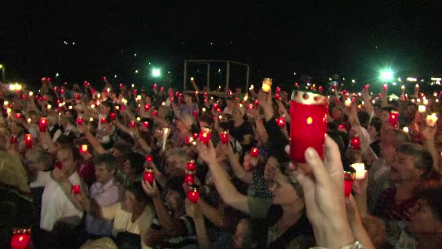 Catolicii s-au strans, de Sfanta Maria la Basilica Minor, in Suceava. Mii de oameni au participat la Procesiunea Lumanarilor