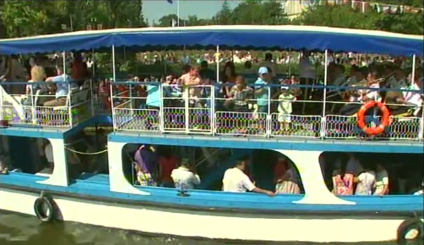 Plimbari gratuite cu vaporasul pe lacul Herastrau. Cum s-au distrat bucurestenii in minivacanta de Sfanta Maria