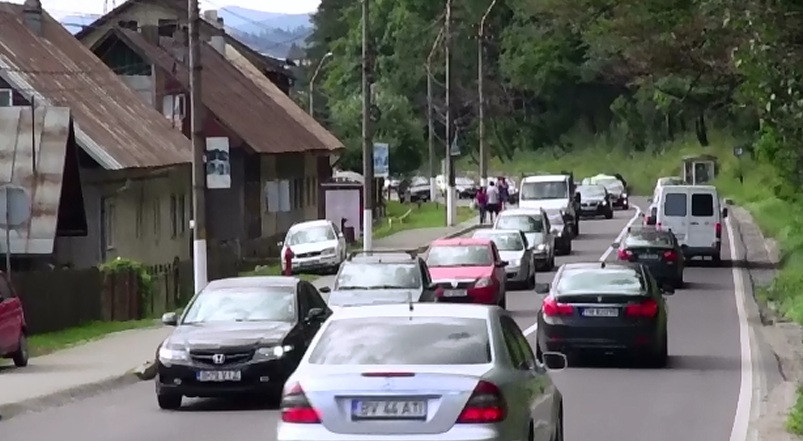Mii de masini, incolonate pe drumul ce duce de la Bucuresti la munte. Se circula cu 10 kilometri pe ora